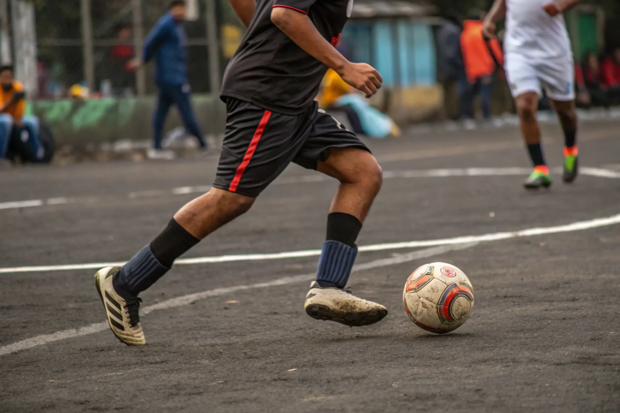 time-de-futebol-jogando--mostre-um-lance-de-perto-