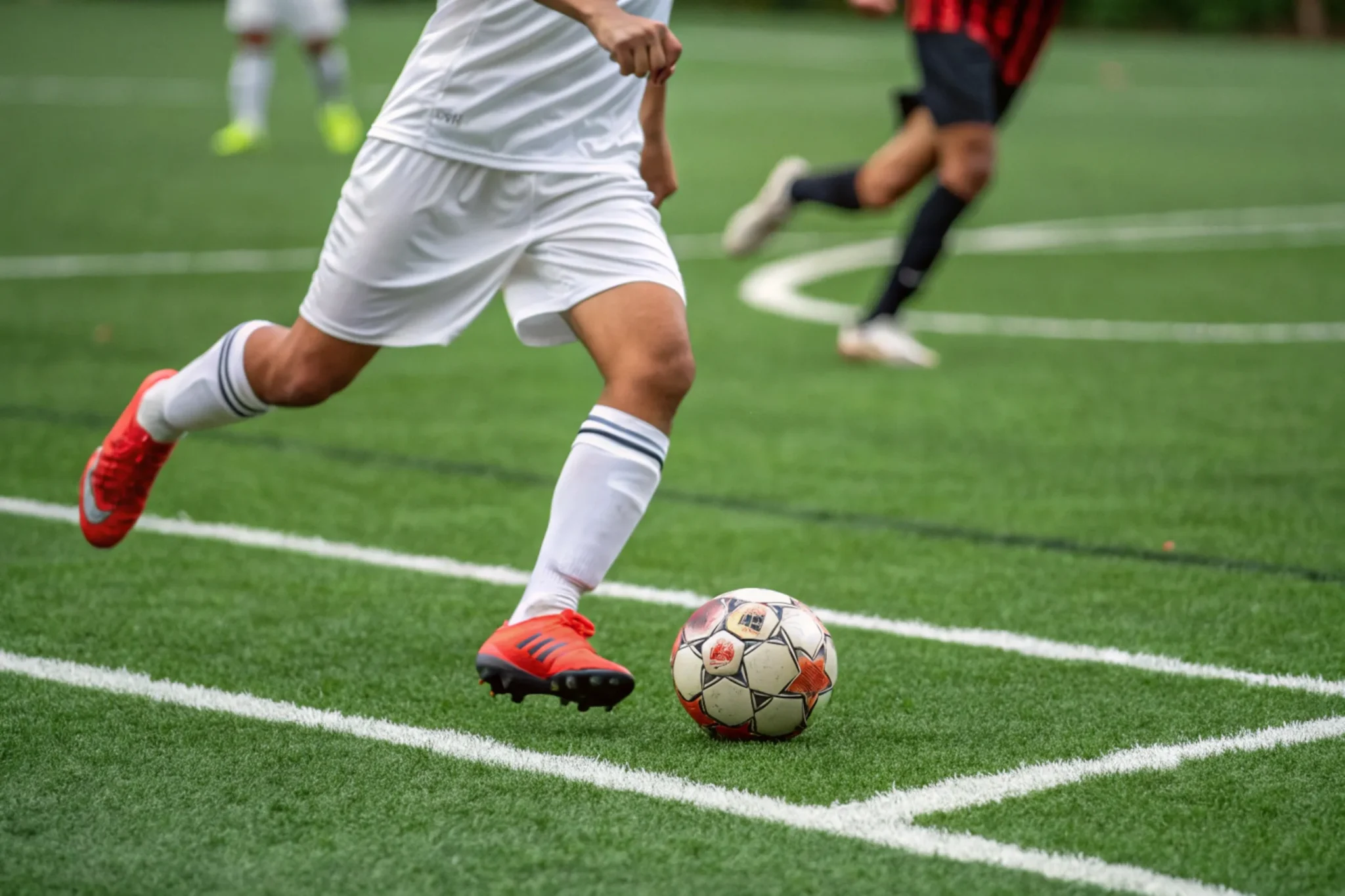 time-de-futebol-jogando--mostre-um-lance-de-perto-