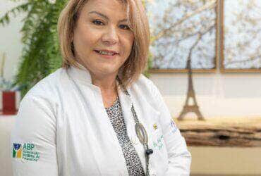 Dra Olicelia Poncioni - Medica Psiquiatra- Formada pela UFMT em 1994 CRM2845 RQE 2862.Título de Especialista pela Associação Brasileira de Psiquiatria e Associação Médica Brasileira. Com 30 anos de experiencia atuando na rede pública e privada em Cuiabá, ambulatório, urgência e emergência. Preceptora da Residencia Médica em Psiquiatria CIAPS/SES. Preceptora do internato do curso de Medicina da UNIC. Chefe do Serviço de Psiquiatria Hospitalar do HMC.