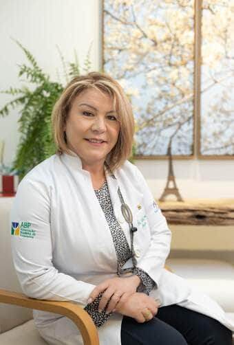 Dra Olicelia Poncioni - Medica Psiquiatra- Formada pela UFMT em 1994 CRM2845 RQE 2862.Título de Especialista pela Associação Brasileira de Psiquiatria e Associação Médica Brasileira. Com 30 anos de experiencia atuando na rede pública e privada em Cuiabá, ambulatório, urgência e emergência. Preceptora da Residencia Médica em Psiquiatria CIAPS/SES. Preceptora do internato do curso de Medicina da UNIC. Chefe do Serviço de Psiquiatria Hospitalar do HMC.
