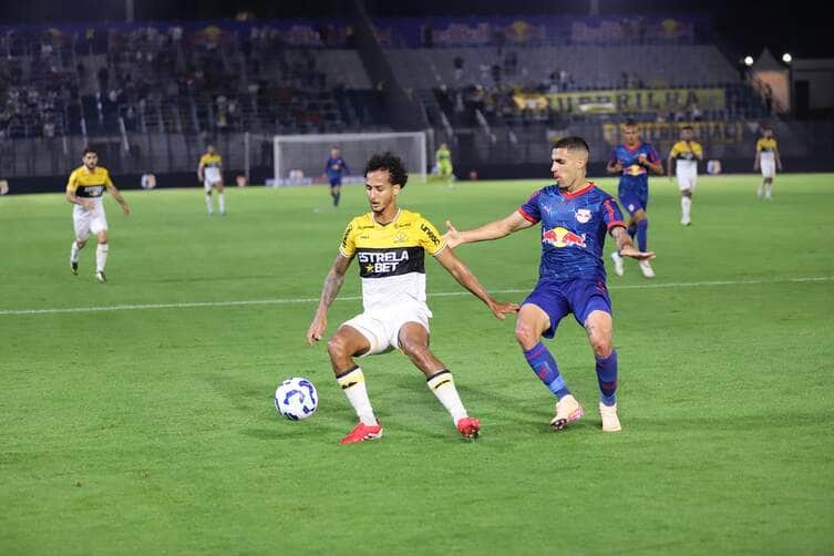 Lance de Bragantino x Criciúma. Imagem: Celso da Luz/Criciúma