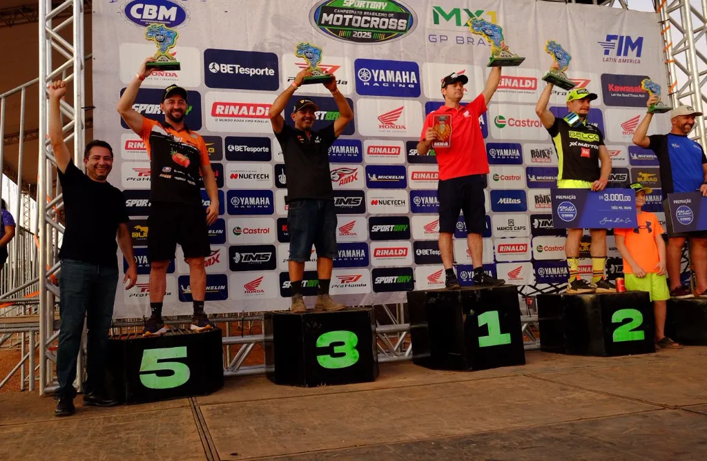 Veja quem subiu ao pódio no motocross nacional em Mato Grosso