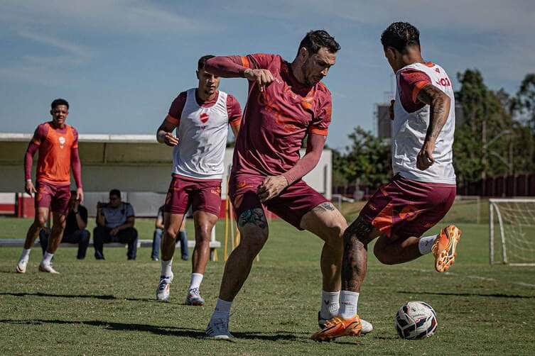 Athletic Club x Vila Nova: Onde assistir, escalações e o que esperar do jogo da Série B. Imagem: Divulgação Vila Nova