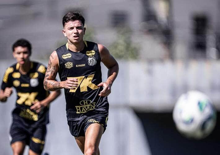 Santos x Ceará: onde assistir, escalações e tudo sobre o confronto desta segunda pelo Brasileirão 2025. Imagem: Raul Baretta/Santos FC