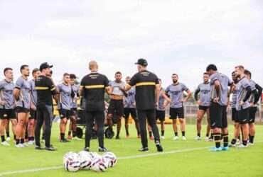 Saiba onde assistir Criciúma x Volta Redonda AO VIVO e confira as prováveis escalações do duelo pela Série B. Imagem: Celso da Luz/Criciúma