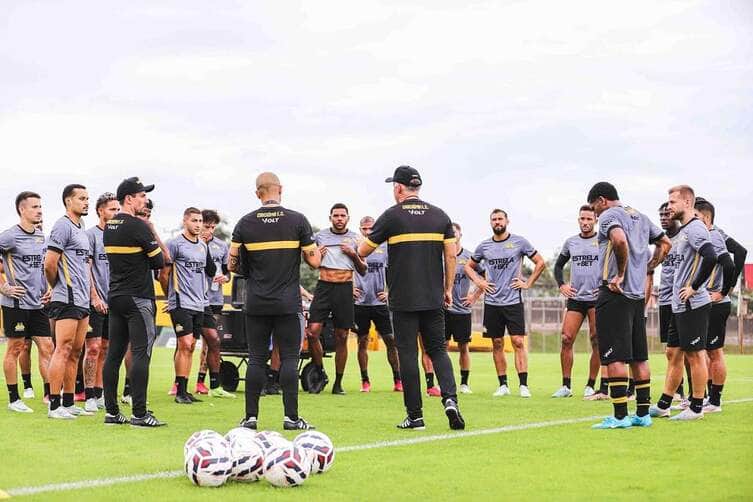 Saiba onde assistir Criciúma x Volta Redonda AO VIVO e confira as prováveis escalações do duelo pela Série B. Imagem: Celso da Luz/Criciúma