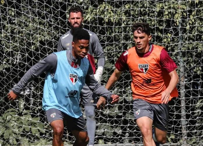 São Paulo x Grêmio: onde assistir, escalações e tudo sobre o duelo no Morumbi pelo Brasileirão. Imagem: Rubens Chiri/SPFC