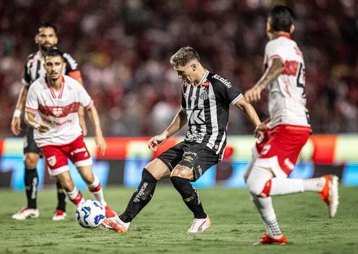 Vitória x Santos: onde assistir, prováveis escalações e como chegam os times para o duelo de desesperados no Brasileirão 2025. Imagem: Raul Baretta/Santos FC