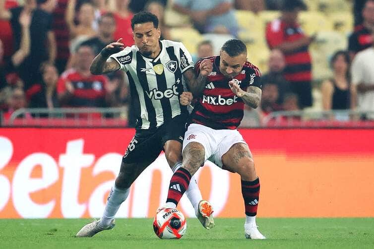 Flamengo x Botafogo ao vivo: onde assistir, escalações e tudo sobre o clássico. Imagem: Vitor Silva/BFR