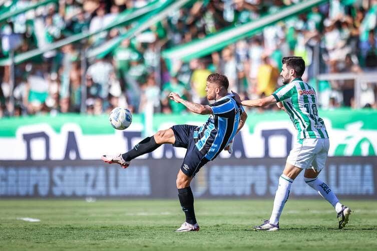 Juventude x Grêmio: onde assistir ao vivo, prováveis escalações e tudo sobre o jogo do Brasileirão. Imagem: Lucas Uebel/GFBPA