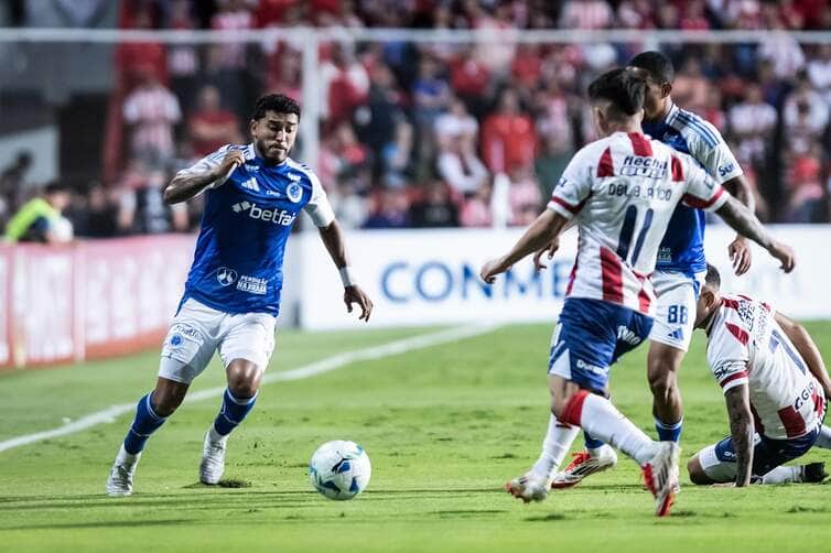 Cruzeiro x Unión Santa Fe: Onde assistir ao vivo e as escalações do confronto pela Sul-Americana. Imagem: Gustavo Aleixo/Cruzeiro