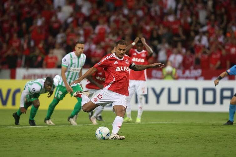Atlético Nacional x Internacional: onde assistir, escalações e tudo sobre o duelo decisivo da Libertadores. Imagem: Ricardo Duarte/SCI