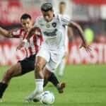 Botafogo enfrenta Estudiantes em confronto decisivo pela Libertadores: onde assistir e escalações. Imagem: Vitor Silva/BFR