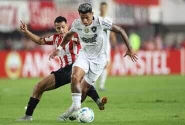 Botafogo enfrenta Estudiantes em confronto decisivo pela Libertadores: onde assistir e escalações. Imagem: Vitor Silva/BFR