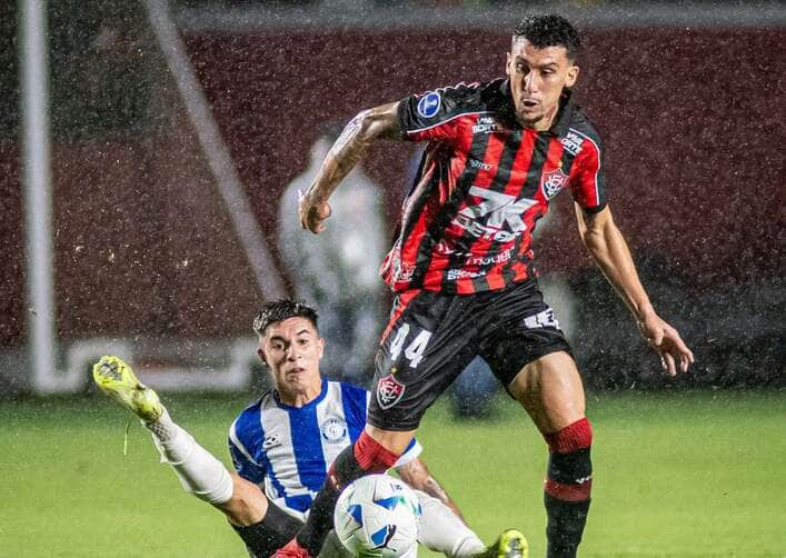 Vitória encara o Cerro Largo em busca da primeira vitória na Sul-Americana: onde assistir e escalações. Imagem: Victor Ferreira/EC Vitória