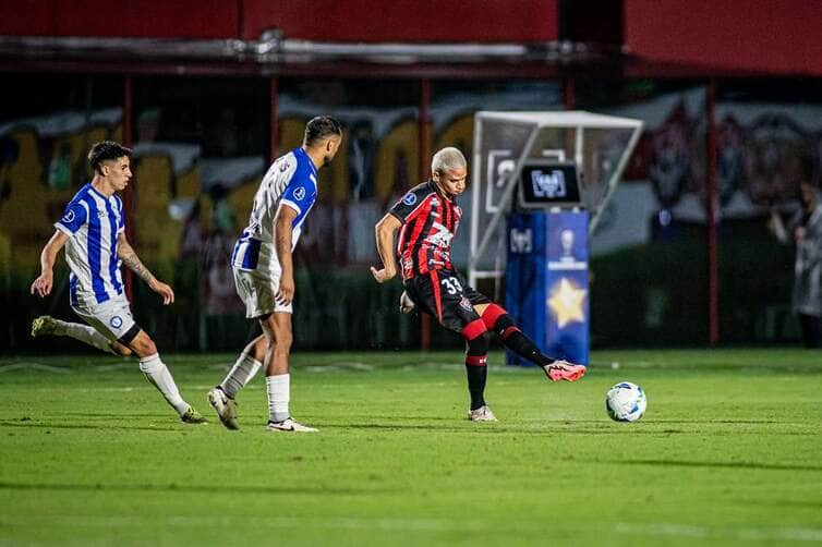 Vitória encara o Cerro Largo em busca da primeira vitória na Sul-Americana: onde assistir e escalações. Imagem: Victor Ferreira/EC Vitória
