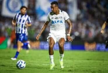 Grêmio x Santos: Onde assistir, escalações e tudo sobre o confronto na Arena pelo Brasileirão 2025. Imagem: Lucas Uebel/GFBPA