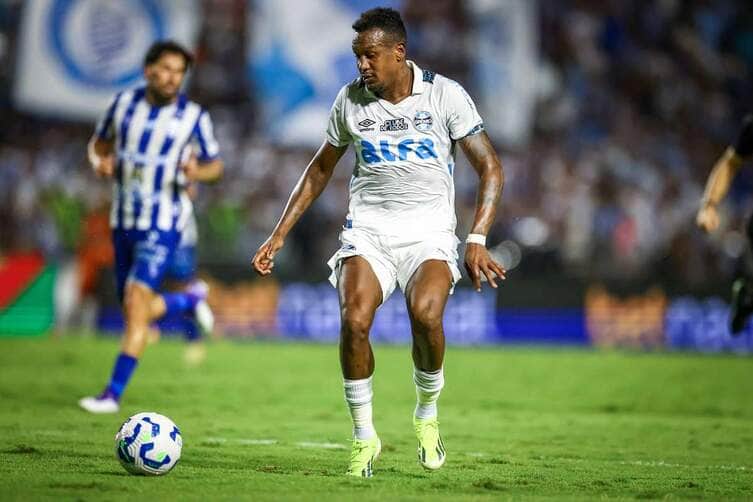 Grêmio x Santos: Onde assistir, escalações e tudo sobre o confronto na Arena pelo Brasileirão 2025. Imagem: Lucas Uebel/GFBPA
