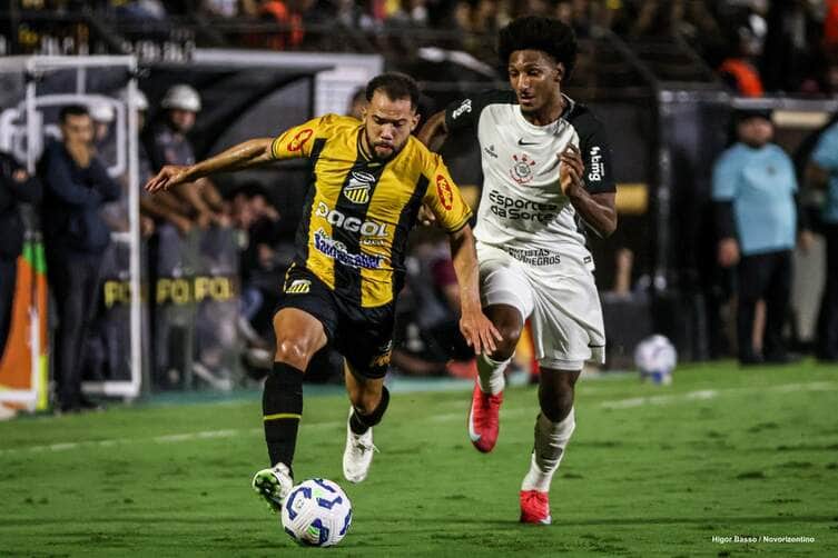 Corinthians x Novorizontino: onde assistir, escalações e tudo sobre o confronto decisivo da Copa do Brasil. Imagem: Higor Basso/Novorizontino
