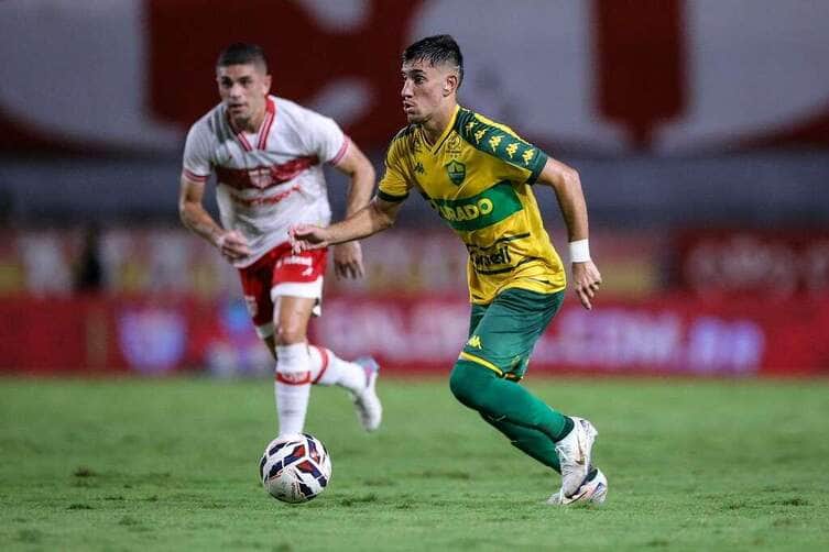 Lance de CRB x Cuiabá. Imagem: AssCom Dourado