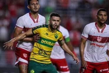 Lance de CRB x Cuiabá. Imagem: AssCom Dourado