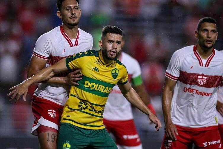 Lance de CRB x Cuiabá. Imagem: AssCom Dourado