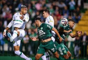 Lance do jogo entre Chapecoense x Cuiabá. Imagem: AssCom Dourado