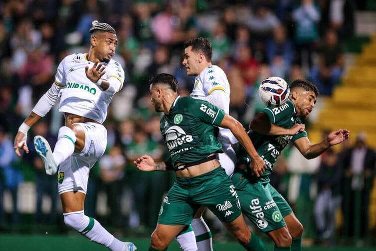 Lance do jogo entre Chapecoense x Cuiabá. Imagem: AssCom Dourado