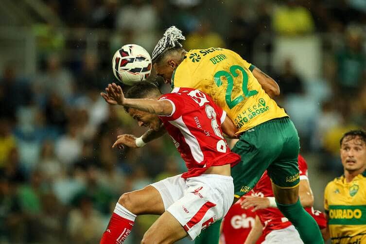 Lance de Cuiabá x Vila Nova. Imagem: AssCom Dourado