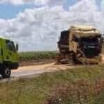 Acidente ocorreu no final da manhã desta quinta-feira (15) e causou tombamento de vagão e derramamento de carga de milho na pista