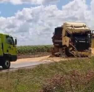 Acidente ocorreu no final da manhã desta quinta-feira (15) e causou tombamento de vagão e derramamento de carga de milho na pista