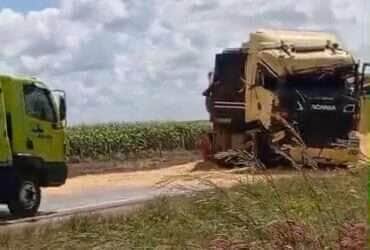 Acidente ocorreu no final da manhã desta quinta-feira (15) e causou tombamento de vagão e derramamento de carga de milho na pista