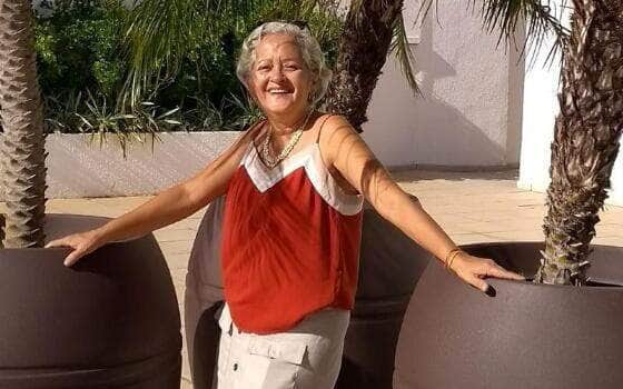 Nora Ney Farias de Souza, de 65 anos, parou o veículo para urinar quando foi surpreendida pelo automóvel em movimento; caso será investigado pela Polícia Civil