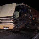 Acidente foi registrado na noite de sexta-feira (31), no km 733 da rodovia. Um dos condutores foi encaminhado ao Hospital Regional de Sorriso e o outro saiu ileso.