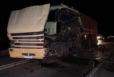 Acidente foi registrado na noite de sexta-feira (31), no km 733 da rodovia. Um dos condutores foi encaminhado ao Hospital Regional de Sorriso e o outro saiu ileso.