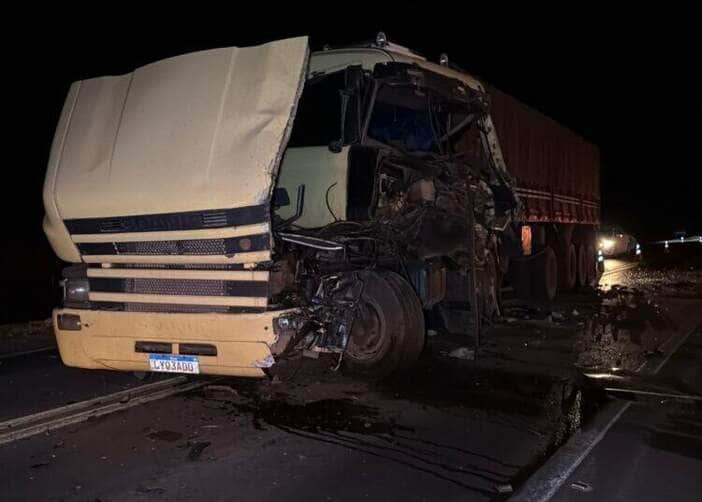 Acidente foi registrado na noite de sexta-feira (31), no km 733 da rodovia. Um dos condutores foi encaminhado ao Hospital Regional de Sorriso e o outro saiu ileso.
