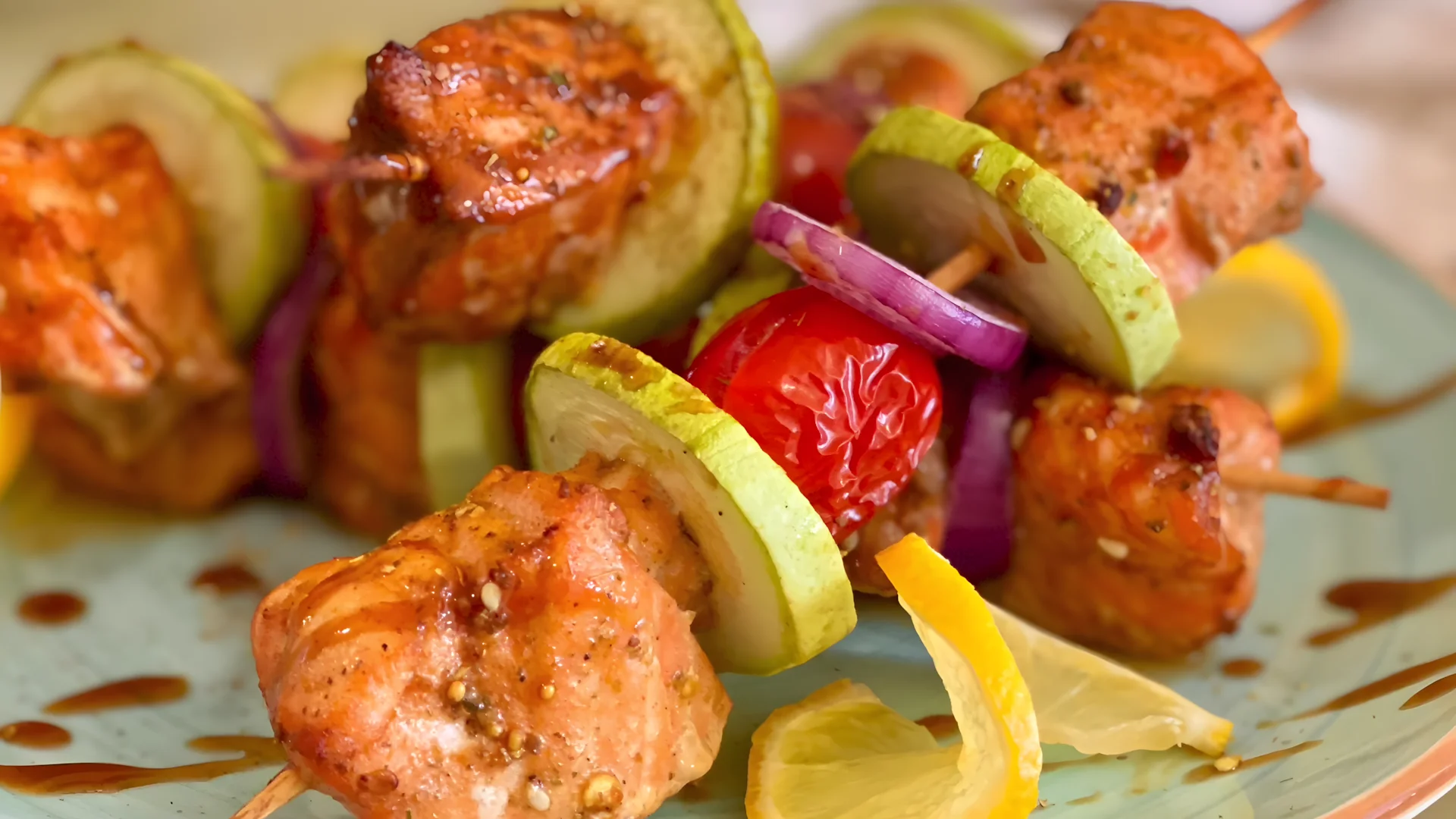 Kebab de peixe vermelho é adequado para um jantar em família. fonte: Captura de tela do vídeo