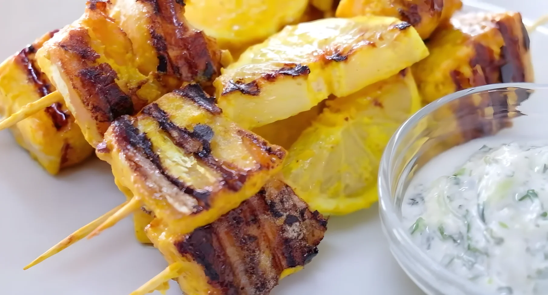 O kebab de peixe do rio deve ser servido com seu molho favorito e rodelas de limão. fonte: Captura de tela do vídeo