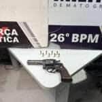 Suspeito é preso com arma escondida no guarda-roupas após denúncia anônima em operação da ROTAM