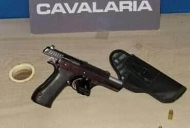 Suspeito de integrar facção criminosa é preso com arma de uso restrito em Lucas do Rio Verde