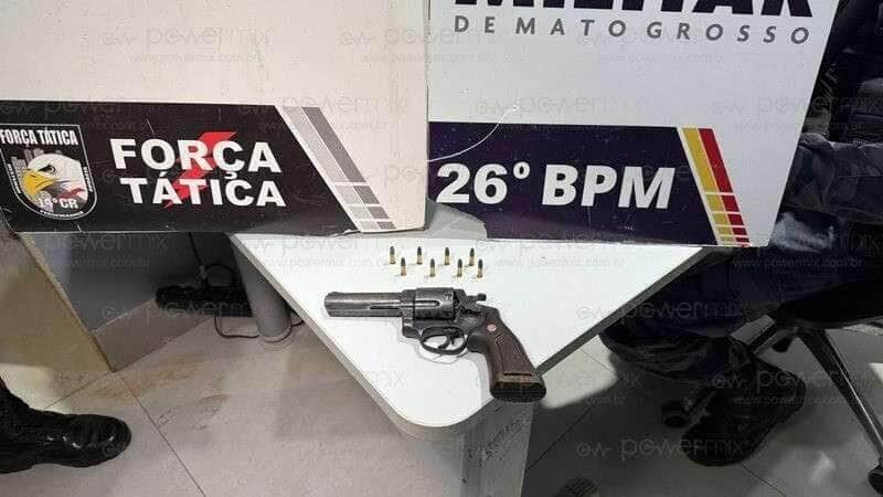 Suspeito é preso com arma escondida no guarda-roupas após denúncia anônima em operação da ROTAM
