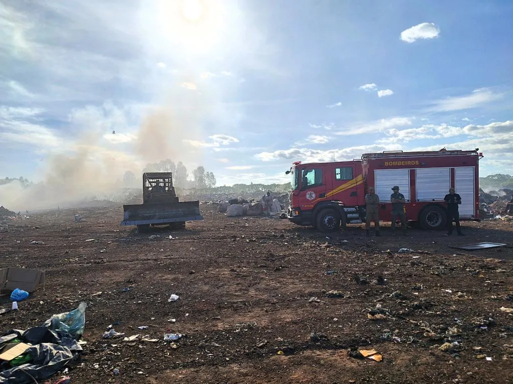 Ação conjunta combate queimadas em lixão de Confresa