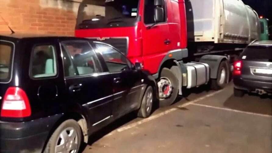 Colisão entre carro e carreta deixa motorista ferido em Mato Grosso