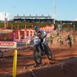 Parque Novo Mato Grosso tem arquibancadas lotadas durante campeonato de Motocross