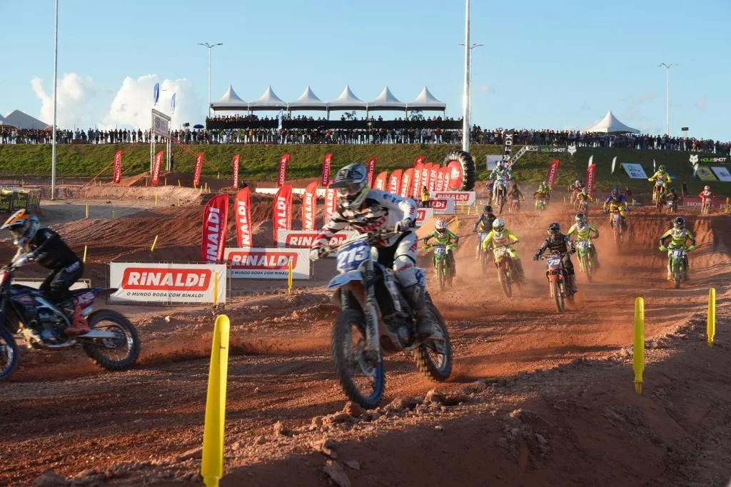 Parque Novo Mato Grosso tem arquibancadas lotadas durante campeonato de Motocross