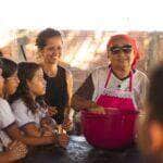 Alunos da rede municipal vivenciam a tradição do bolo de arroz da Dona Regina em Cáceres