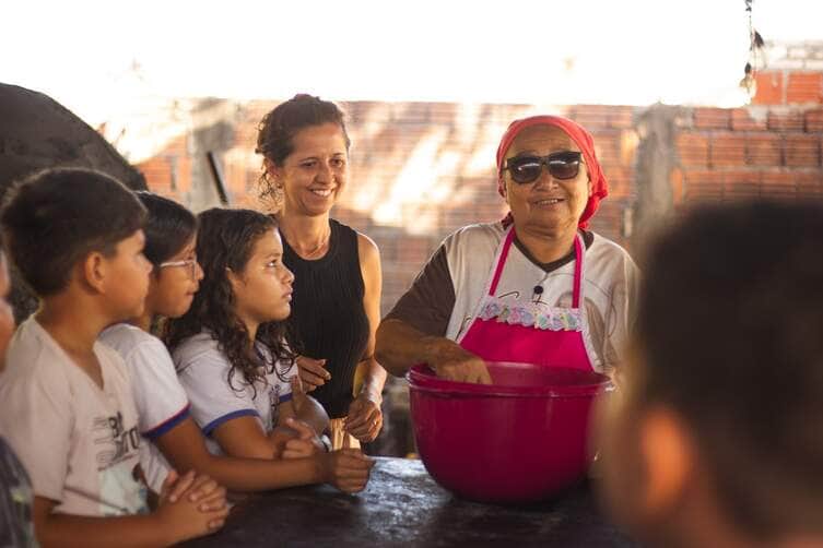Alunos da rede municipal vivenciam a tradição do bolo de arroz da Dona Regina em Cáceres