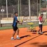 Aulas de tênis são ofertadas gratuitamente para crianças e adolescentes em Barra do Garças