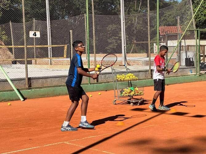 Aulas de tênis são ofertadas gratuitamente para crianças e adolescentes em Barra do Garças