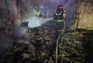 Incêndio de grandes proporções destrói imóveis em Sinop